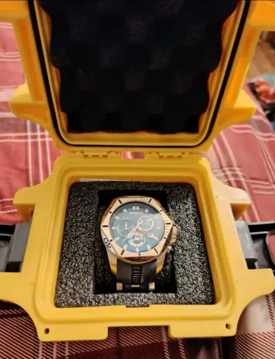 Reloj Invicta dorado con cronógrafo - miniatura 2