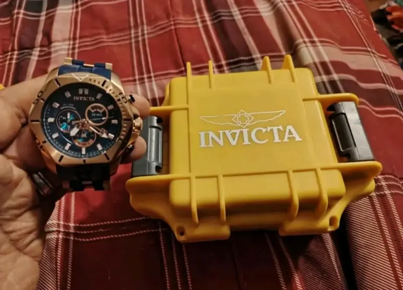 Reloj Invicta dorado con cronógrafo - 3