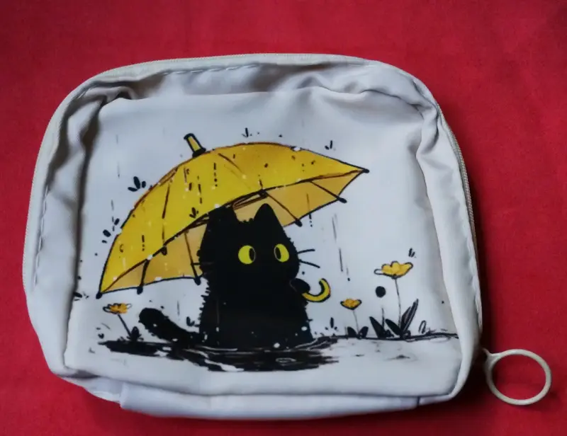 Estuche de tela con diseño de gato y paraguas - 1
