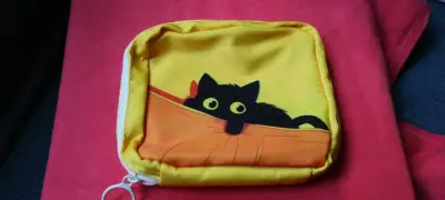 Estuche de tela con diseño de gato y paraguas - miniatura 2
