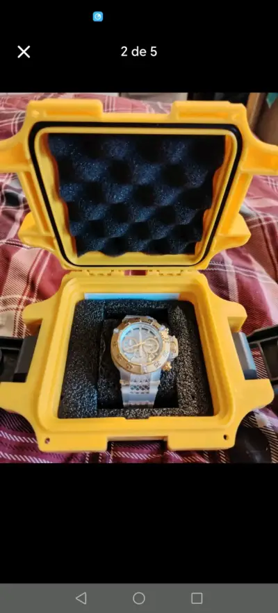 Reloj Invicta dorado con cronógrafo - miniatura 4