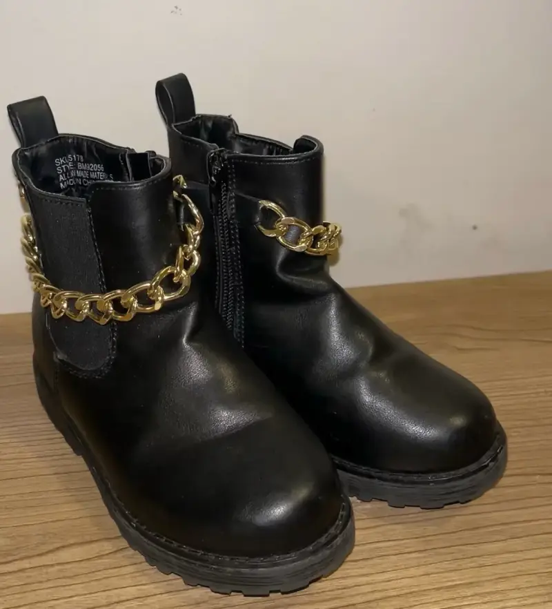 Botines negros con cadena dorada para niña