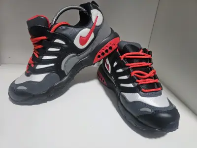Zapatillas deportivas Nike negras y rojas - miniatura 1