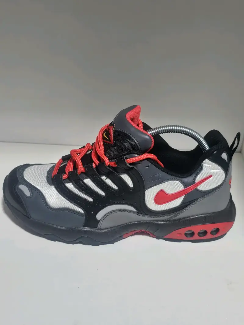 Zapatillas deportivas Nike negras y rojas - 2