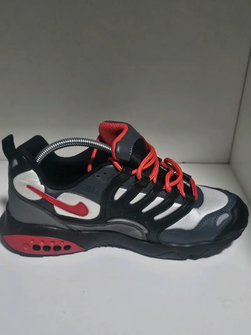 Zapatillas deportivas Nike negras y rojas - 3