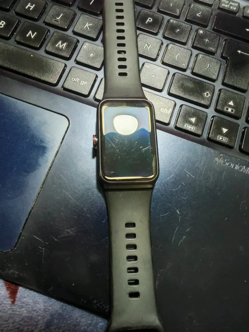 Reloj inteligente con correa negra