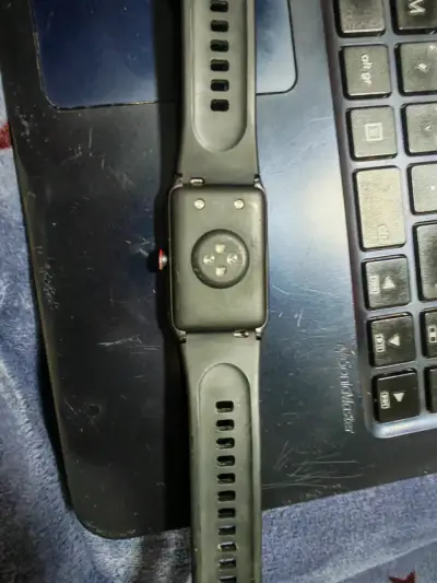 Reloj inteligente con correa negra - miniatura 2