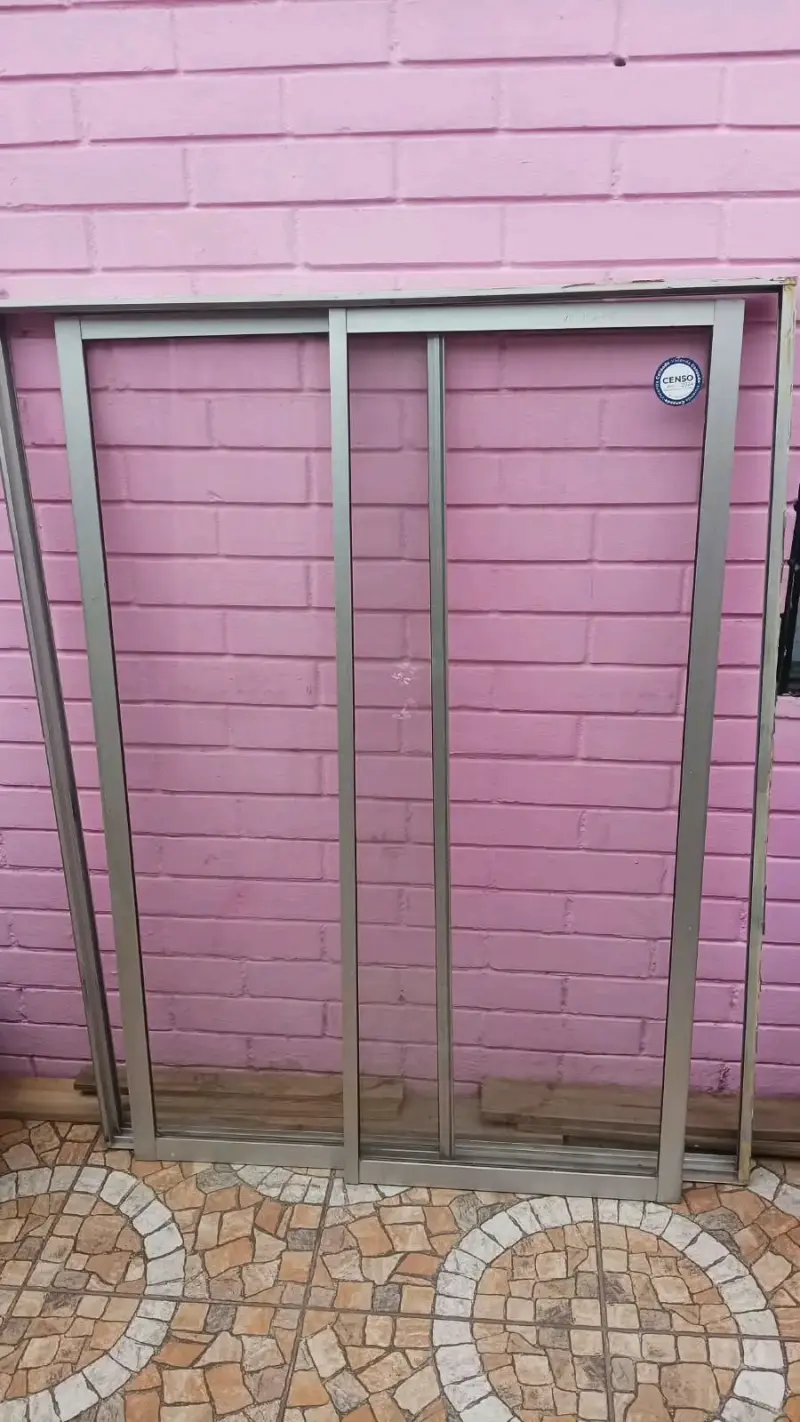Puerta de aluminio corredera ideal para duchas