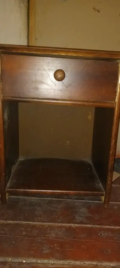 Mesa de noche de madera con cajón - miniatura 1