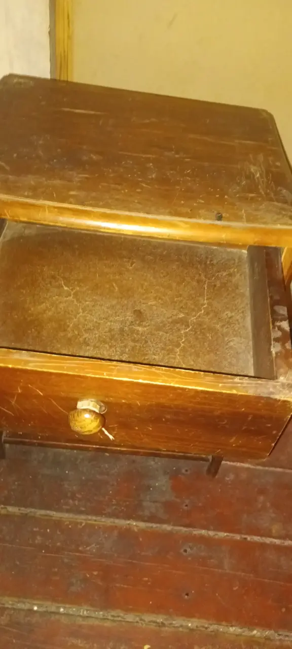 Mesa de noche de madera con cajón - 2