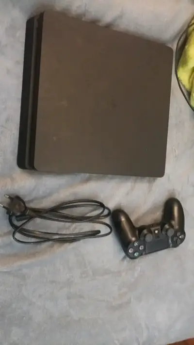 Consola PS4 con control y cable de poder - miniatura 1