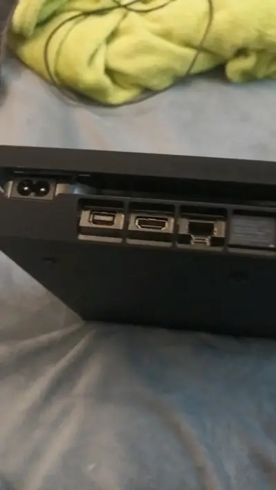 Consola PS4 con control y cable de poder - miniatura 2