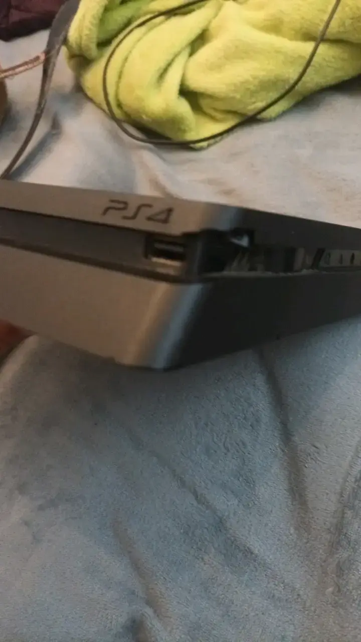 Consola PS4 con control y cable de poder - 3