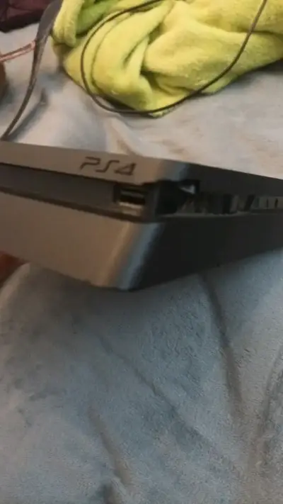 Consola PS4 con control y cable de poder - miniatura 3