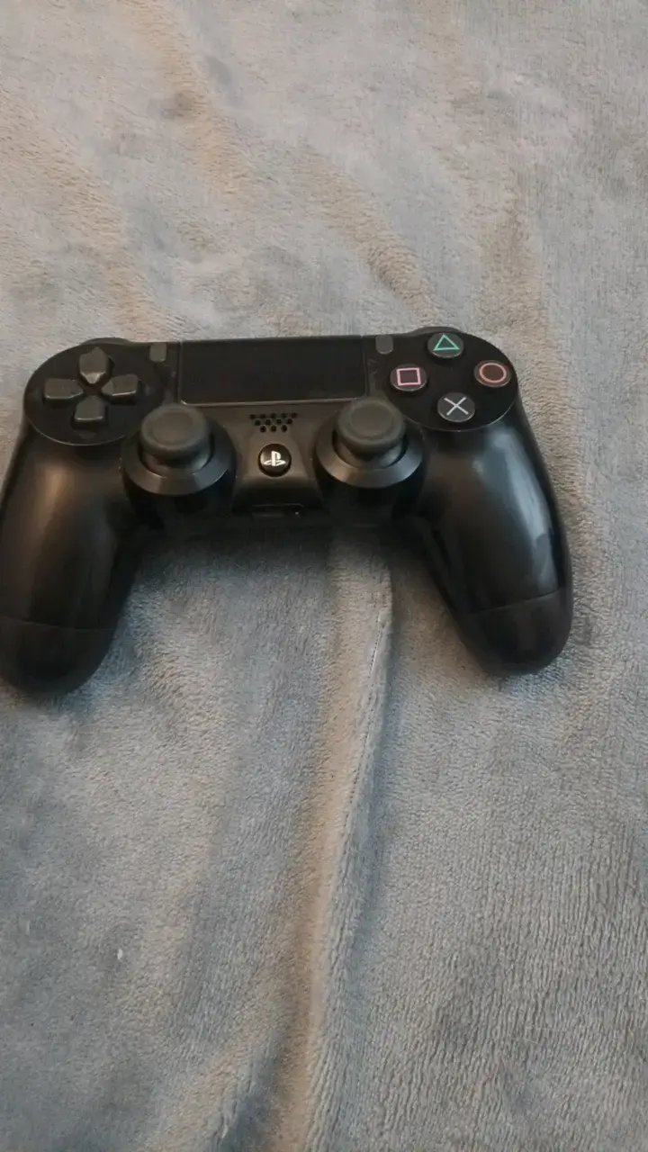 Consola PS4 con control y cable de poder - 4