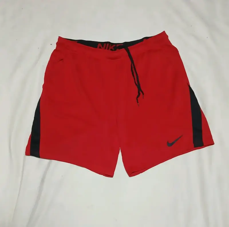 Shorts deportivos rojos Nike para hombre