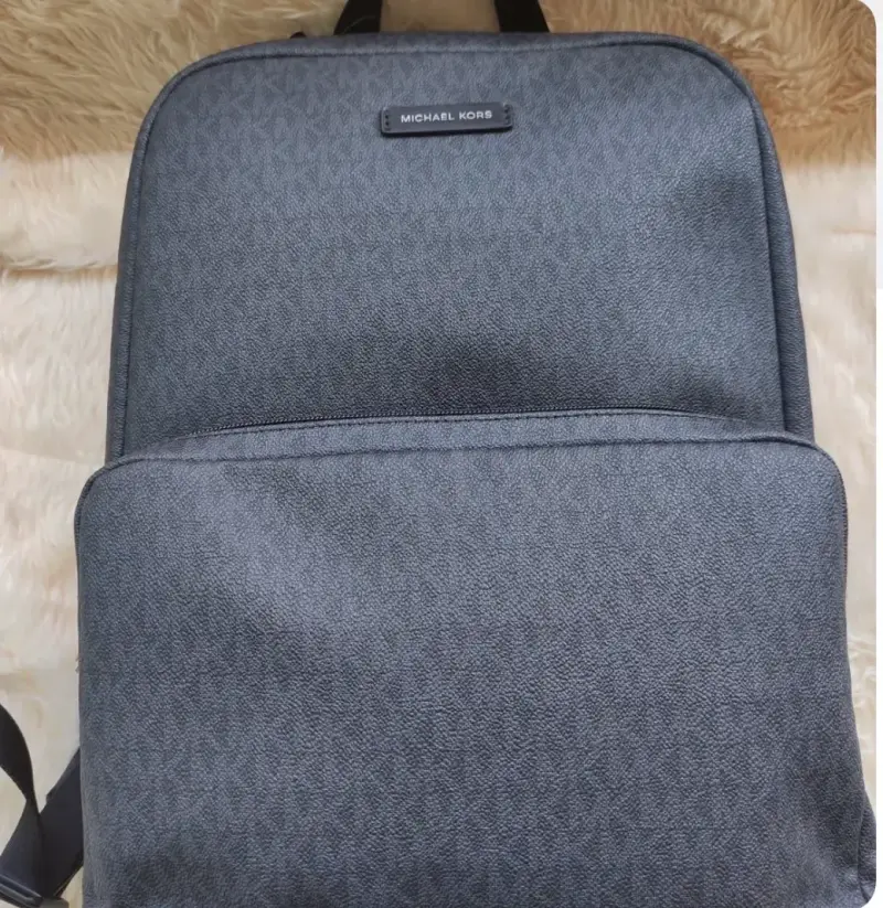 Mochila Michael Kors negra elegante - 1