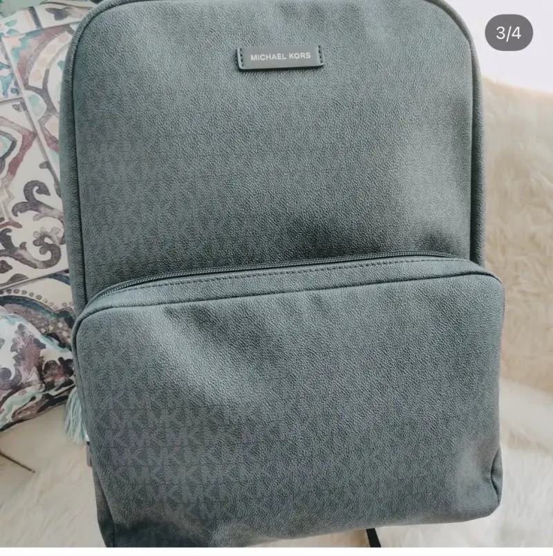 Mochila Michael Kors negra elegante - 2