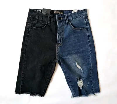 Shorts de mezclilla desgastados para mujer - miniatura 2