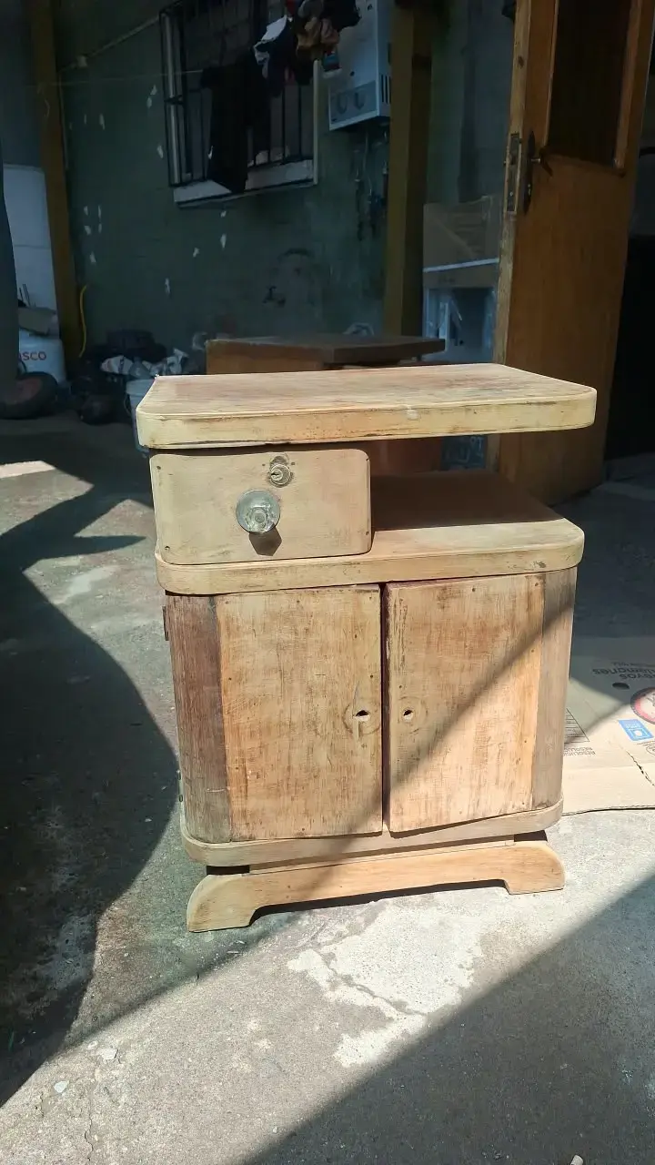 Mueble de madera con cajón y puerta - 2