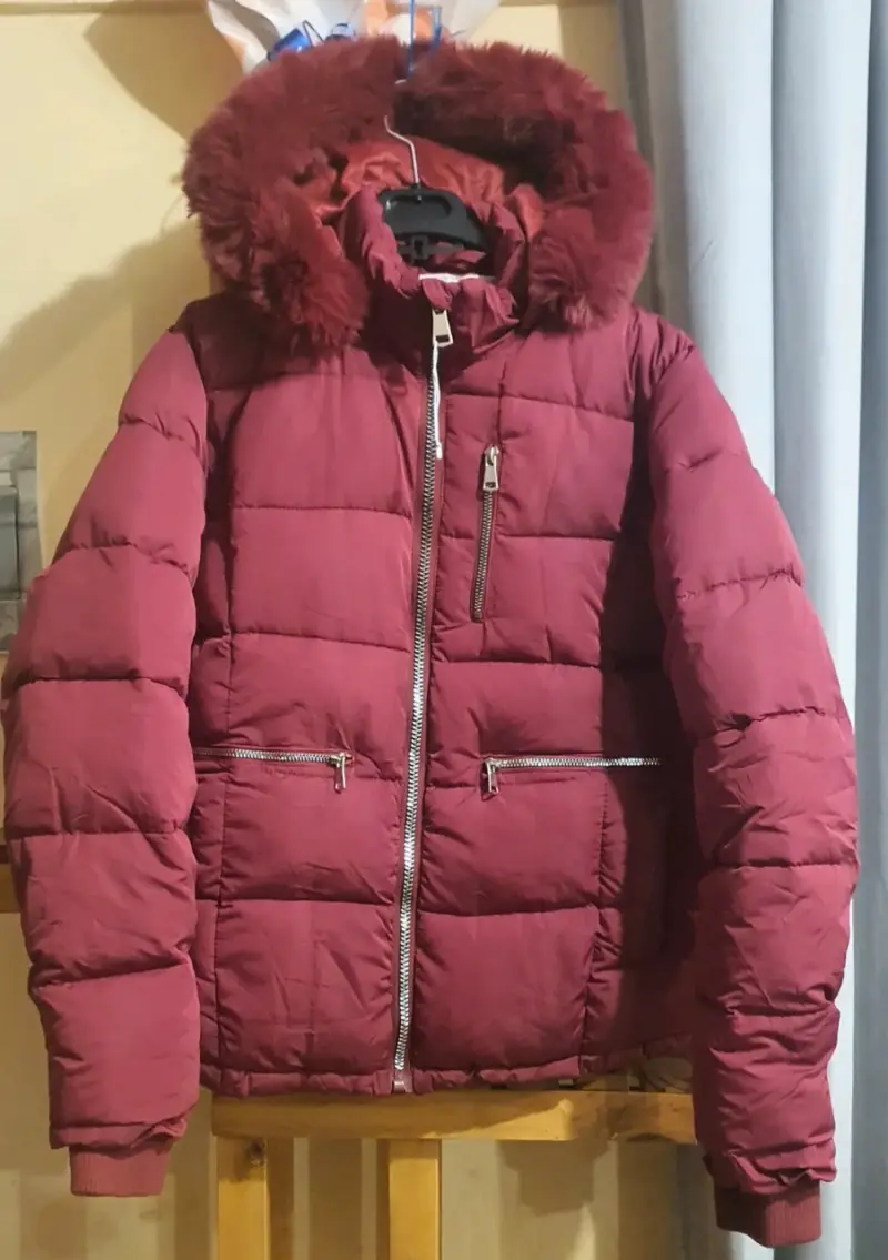 Chaqueta acolchada con capucha de piel sintética - 1