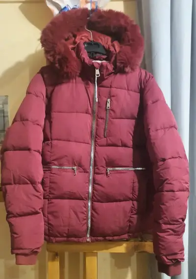 Chaqueta acolchada con capucha de piel sintética - miniatura 1