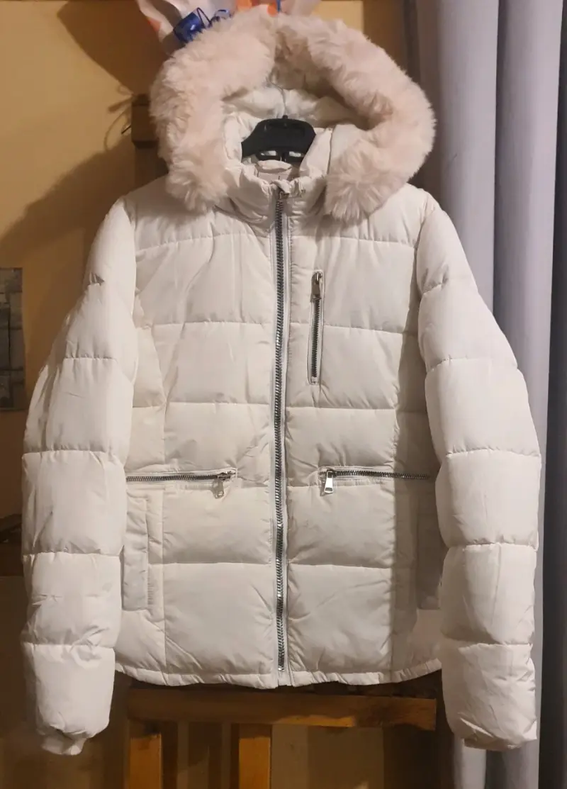 Chaqueta acolchada con capucha de piel sintética - 2