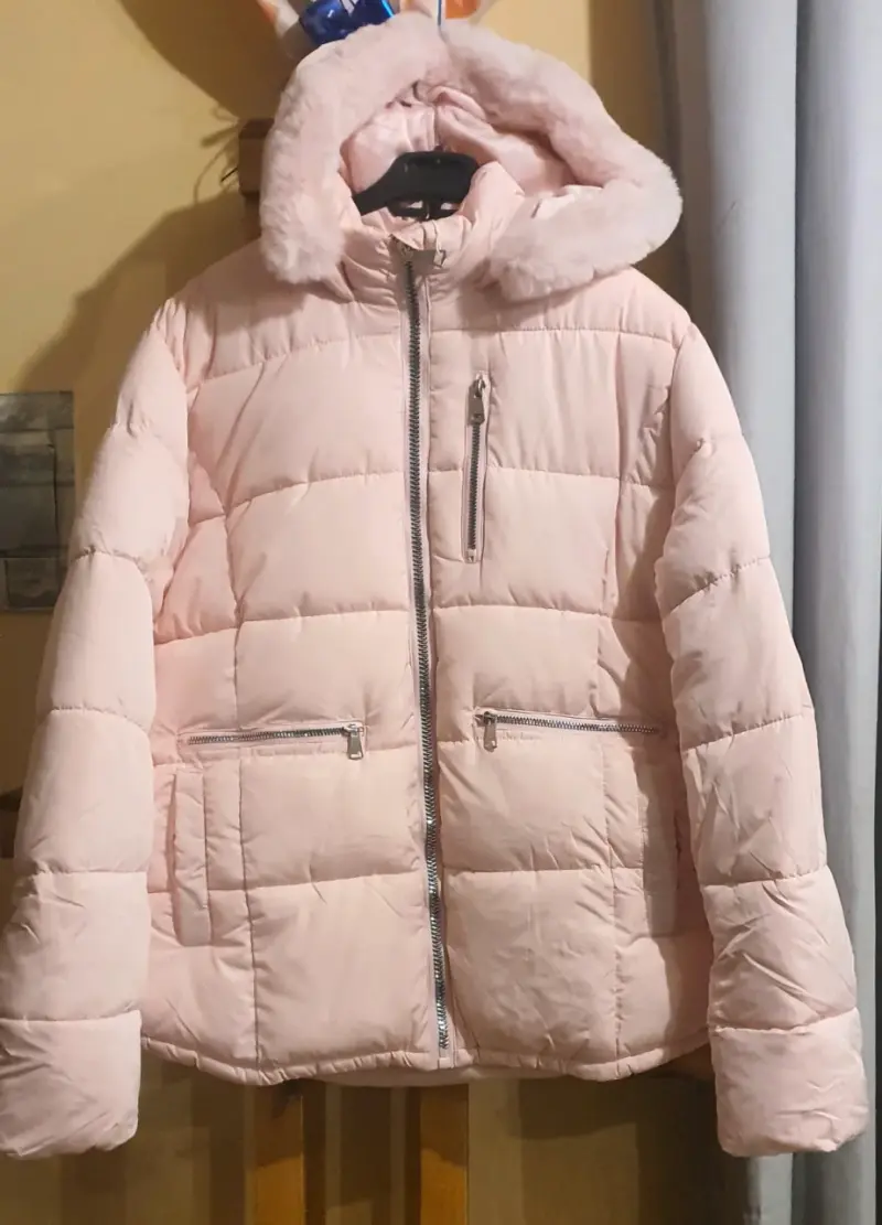 Chaqueta acolchada con capucha de piel sintética - 3