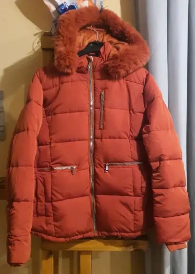 Chaqueta acolchada con capucha de piel sintética - miniatura 4