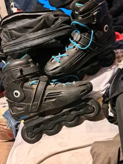 Patines en línea negros con mochila y casco - miniatura 1