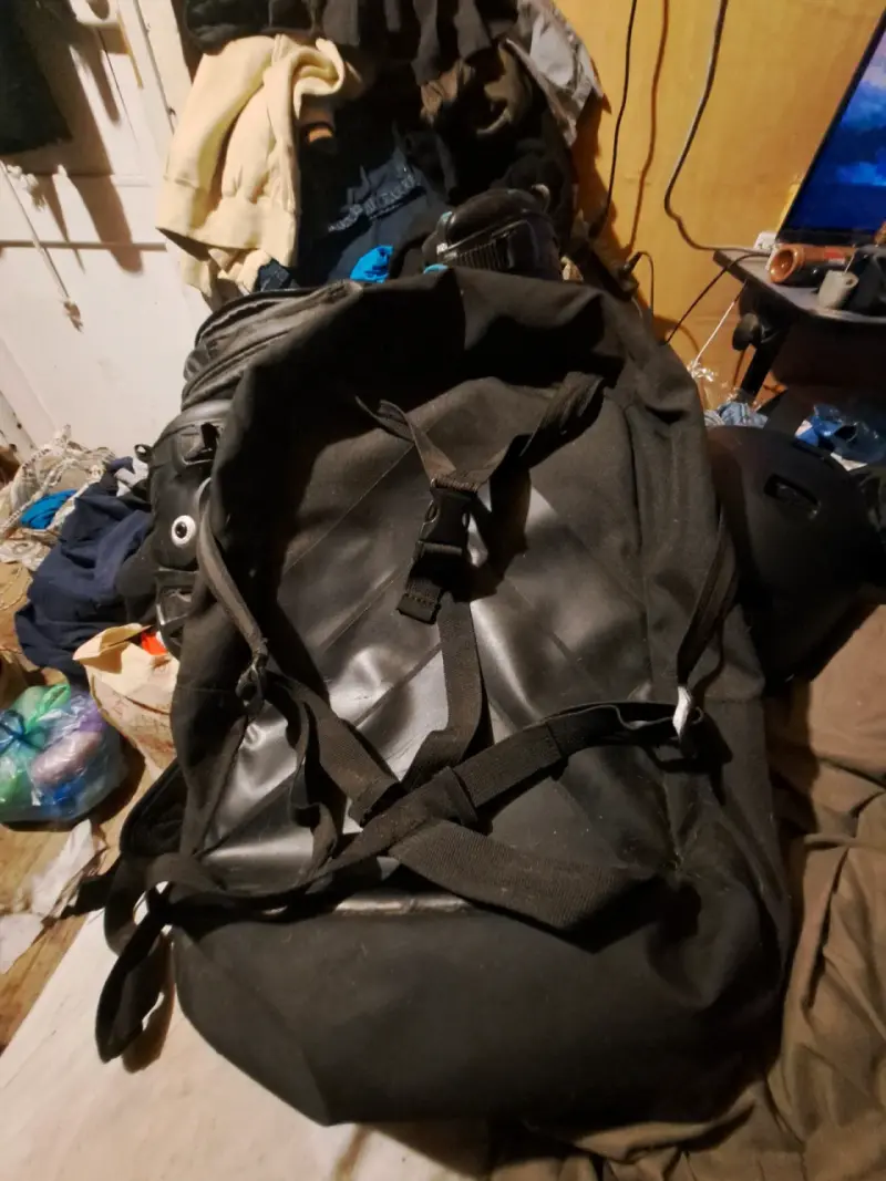 Patines en línea negros con mochila y casco - 2