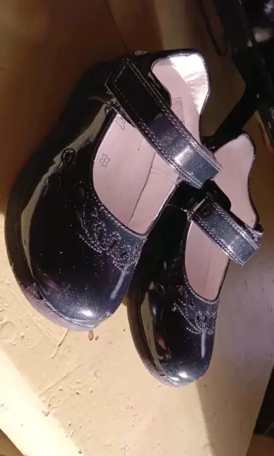 Zapatos de charol negro para niña con velcro - miniatura 1
