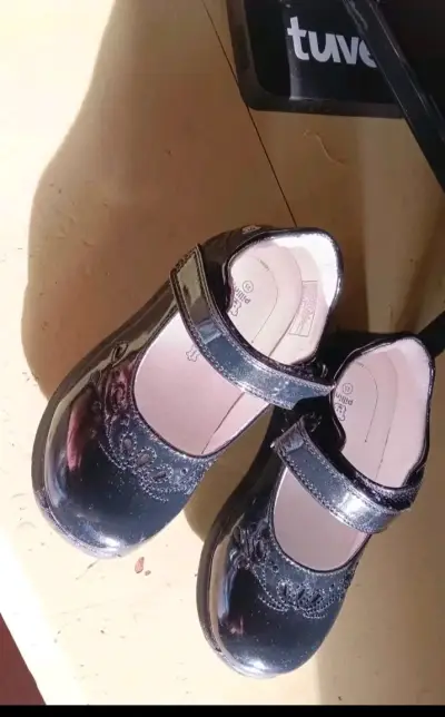 Zapatos de charol negro para niña con velcro - miniatura 2