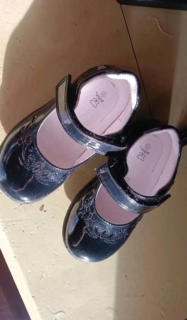 Zapatos de charol negro para niña con velcro - 3