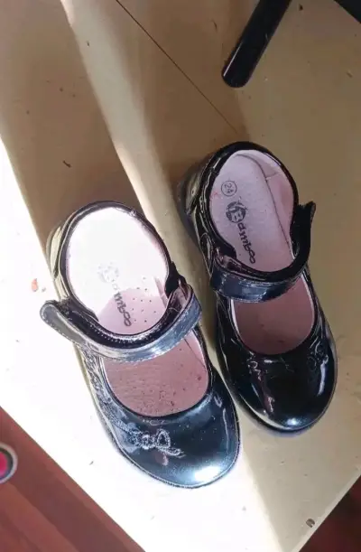 Zapatos de charol negros para niña con diseño floral - miniatura 2