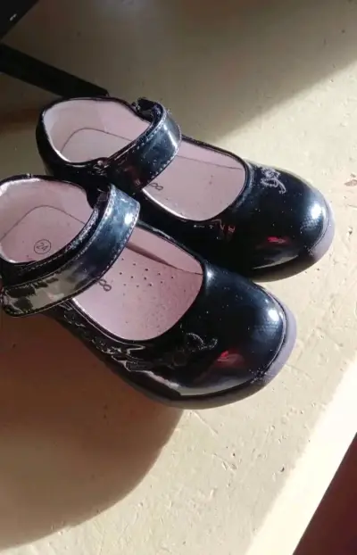 Zapatos de charol negros para niña con diseño floral - miniatura 3