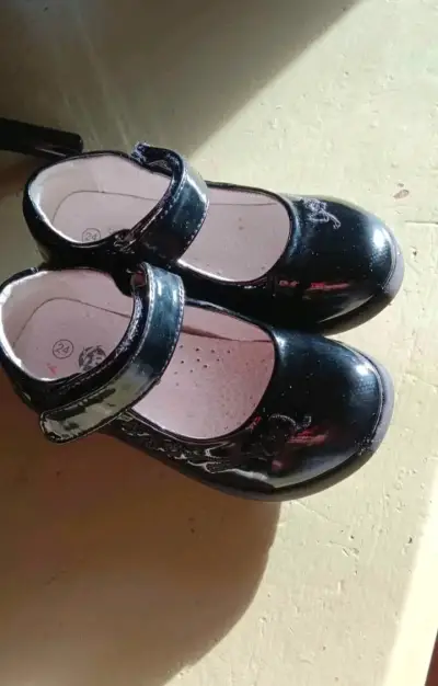 Zapatos de charol negros para niña con diseño floral - miniatura 4