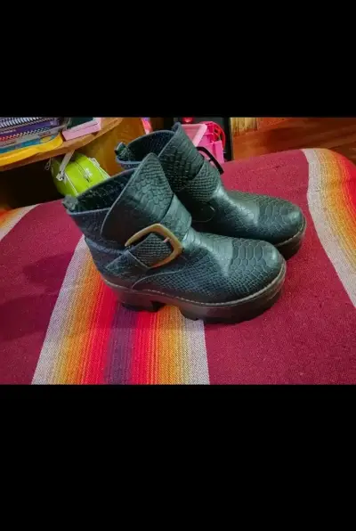 Botines de cuero sintético con textura reptil - miniatura 1