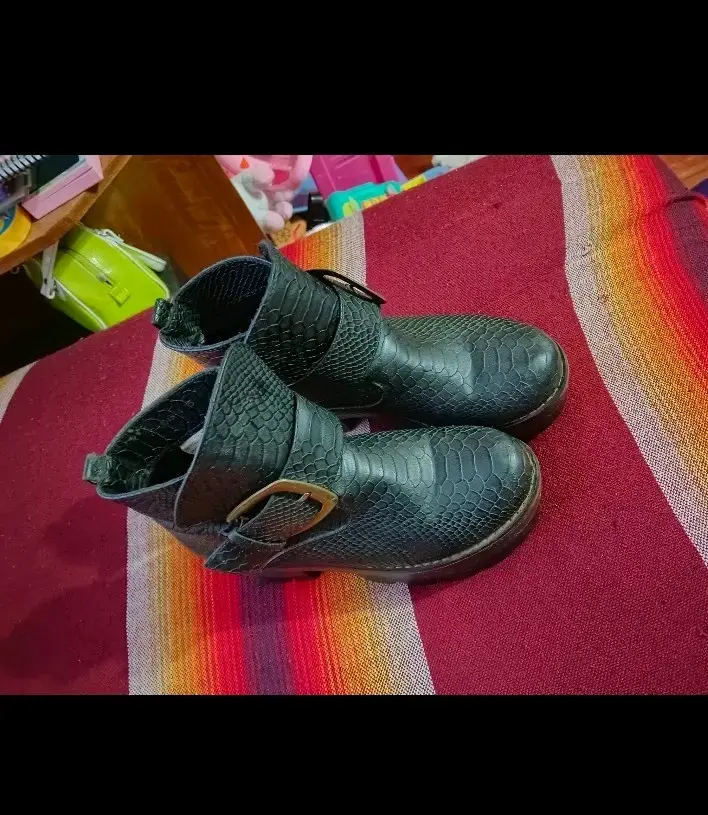 Botines de cuero sintético con textura reptil - 2