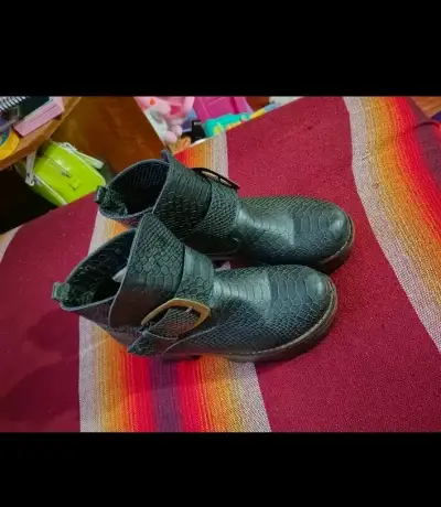 Botines de cuero sintético con textura reptil - miniatura 2