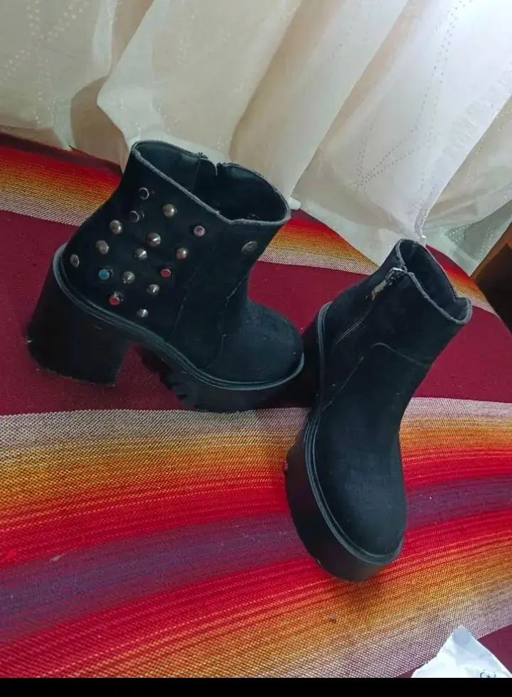 Botines Negros con Tachas para Mujer - 1