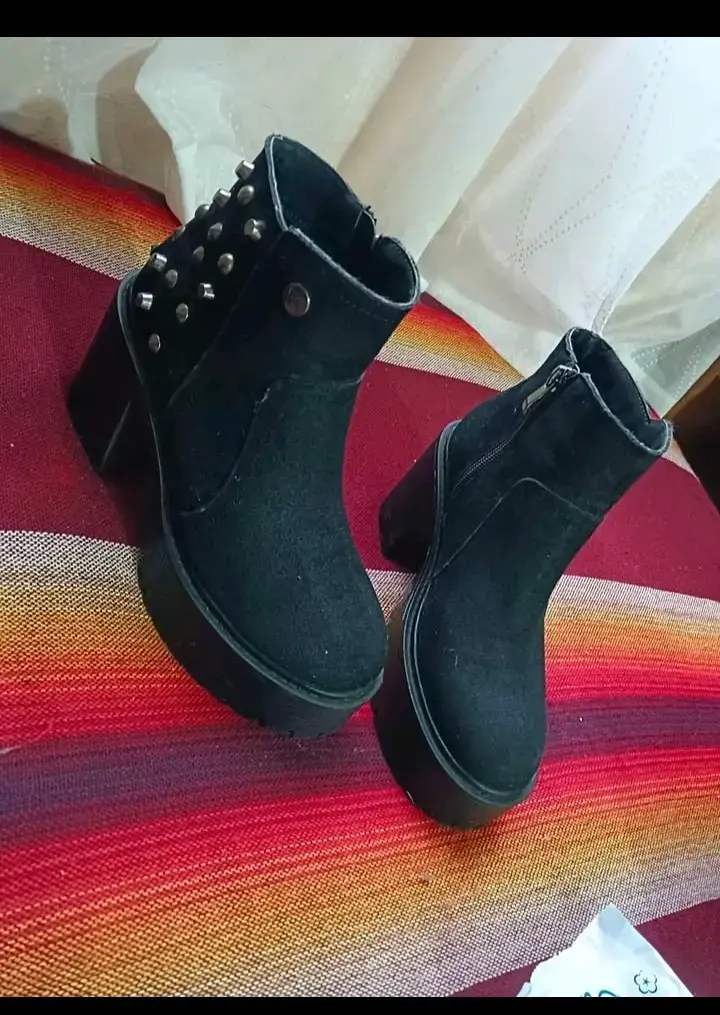 Botines Negros con Tachas para Mujer - 2