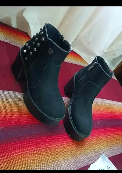 Botines Negros con Tachas para Mujer - miniatura 2