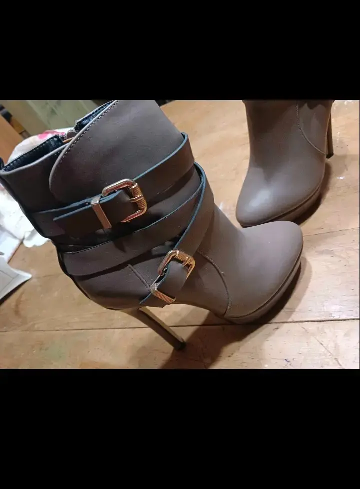 Botines de tacón alto con hebillas - 1