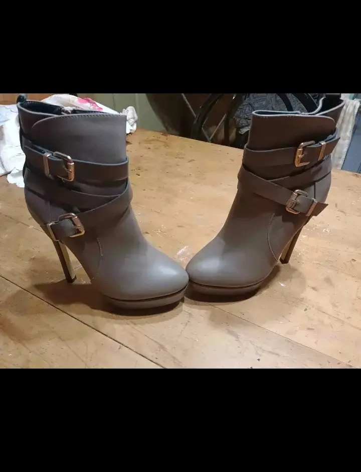 Botines de tacón alto con hebillas - 2
