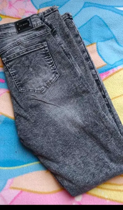 Jeans gris desgastados para mujer - miniatura 2