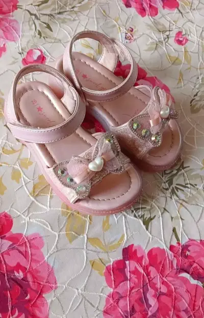 Sandalias rosadas para niña con detalles de perlas - miniatura 1