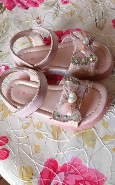 Sandalias rosadas para niña con detalles de perlas - miniatura 2