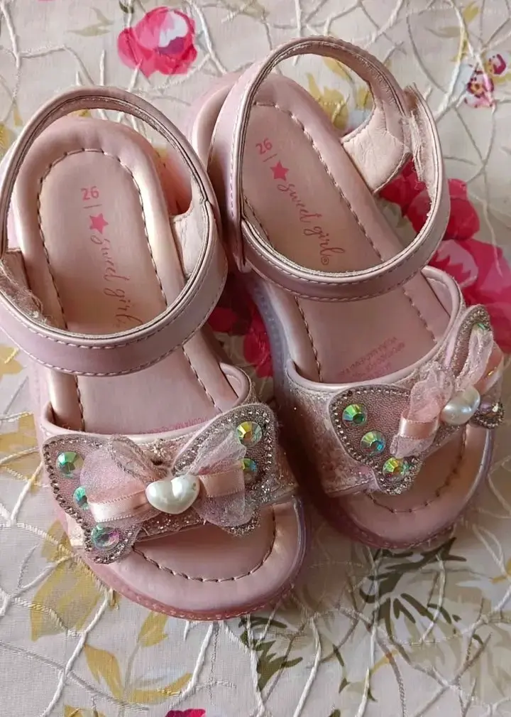 Sandalias rosadas para niña con detalles de perlas - 3