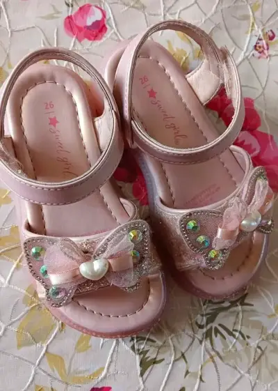 Sandalias rosadas para niña con detalles de perlas - miniatura 3